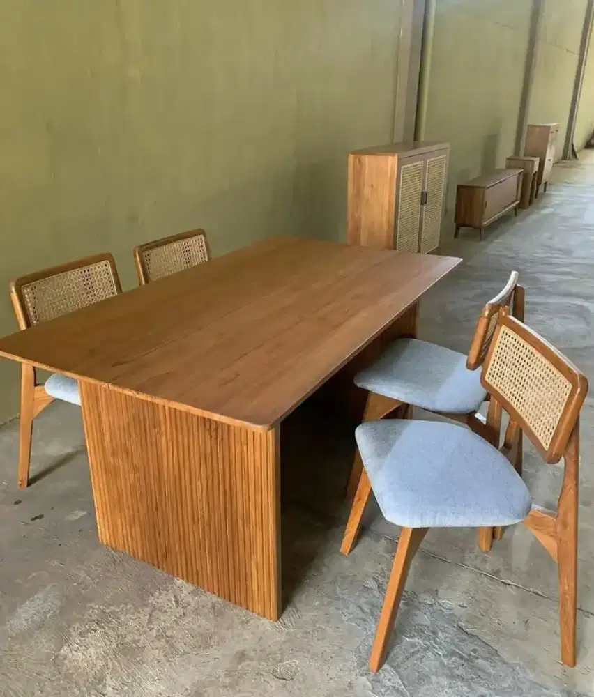 Meja makan jati