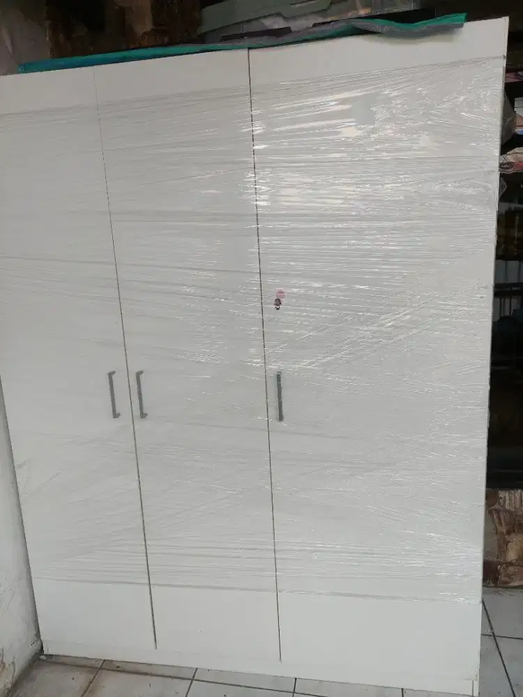 Lemari 3 pintu cocok buat keluarga