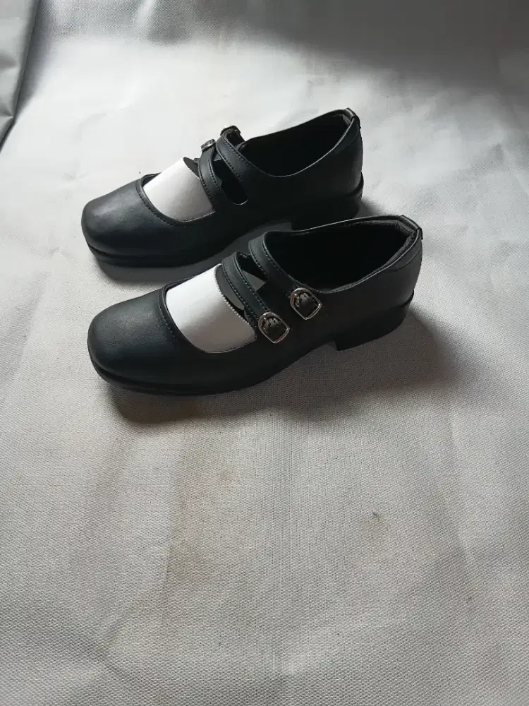 Sepatu anak sekolah