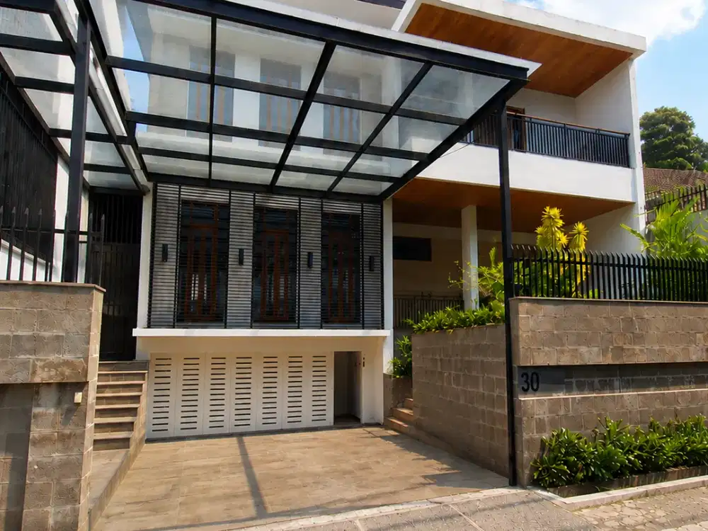 DISEWAKAN – Bright Nice House with Pool in Kebayoran Baru | Walk to MRT Blok M