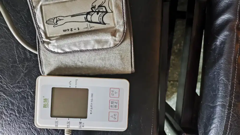 Tensimeter Digital Zekom  untuk mengukur tekanan darah
