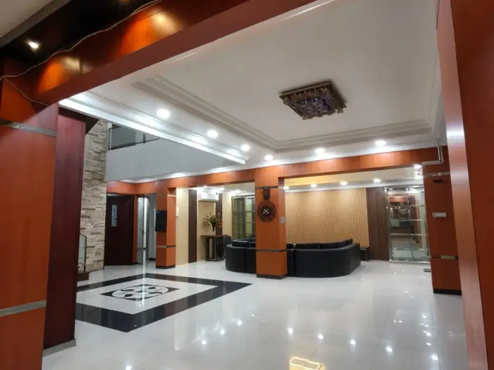Rumah Mewah 2,5 Lantai: 6+1 KT, AC 12 Unit di Tebet Jakarta Selatan