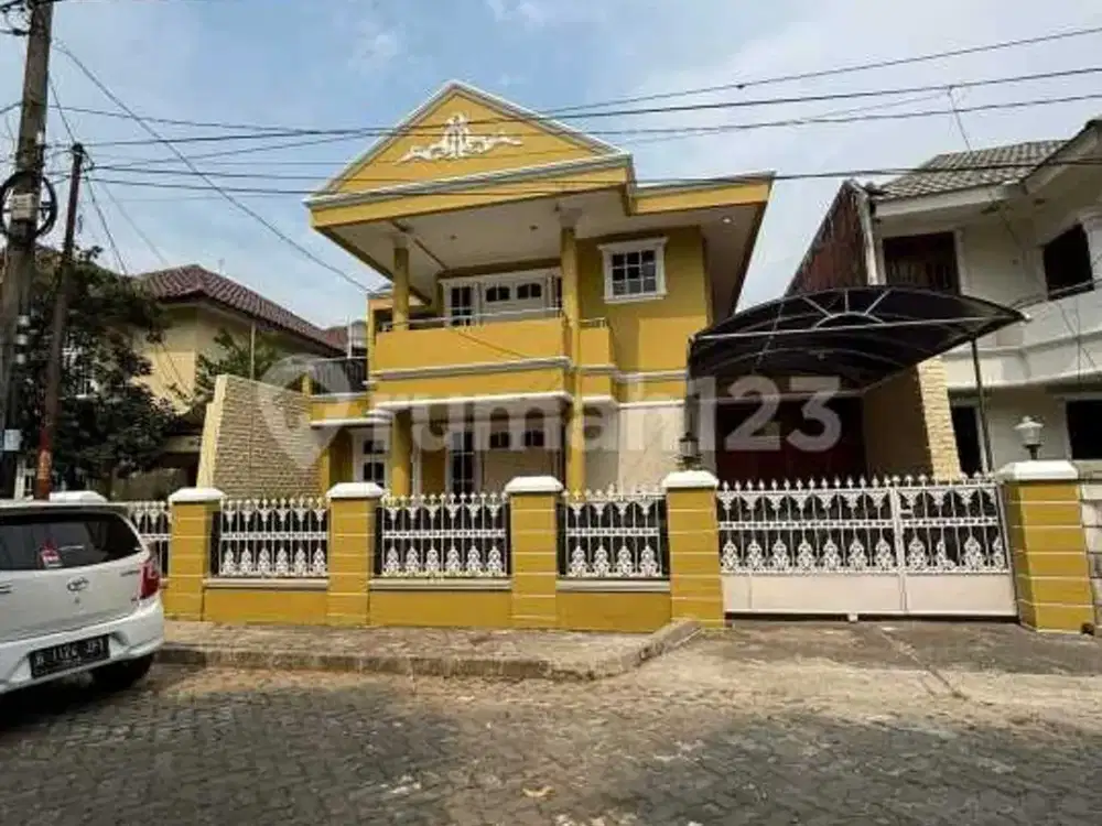 Rumah Sangat Terawat Dalam Komplek Besar Dekat Lapangan Terbang Pondok Cabe