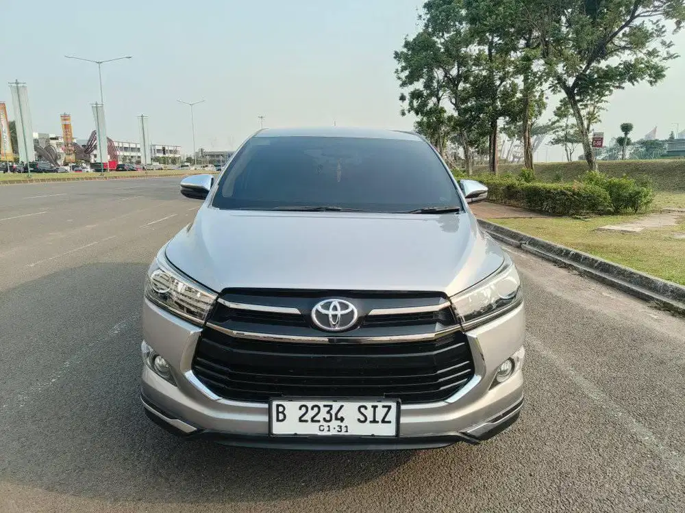 Toyota Innova  Venturer bensin 2019 km 70ribuan