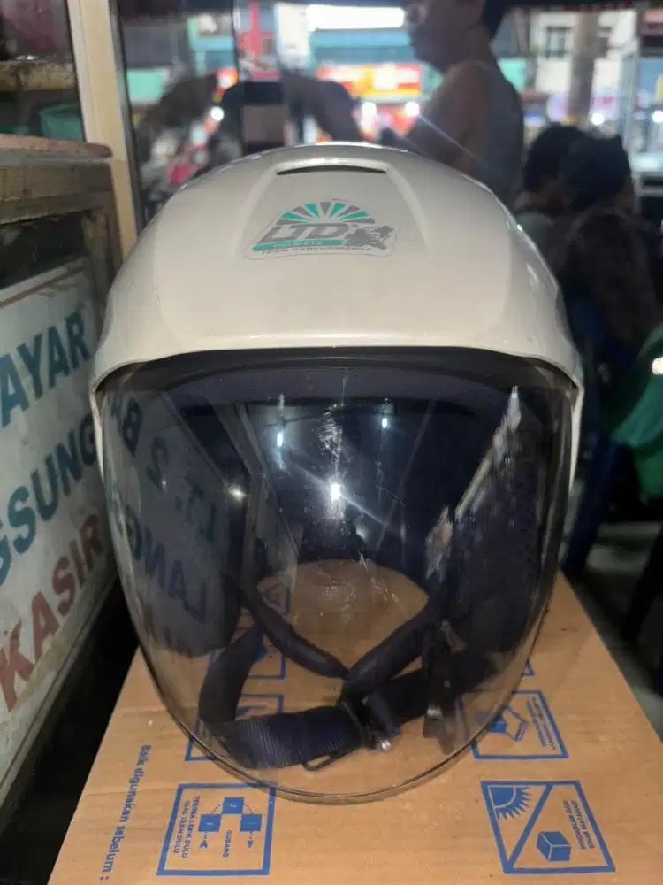 Helm LTD warna Putih Berlian