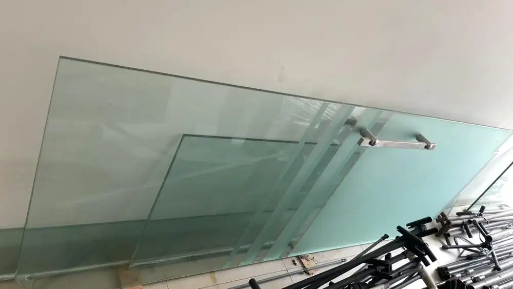 Kaca Pintu Besar