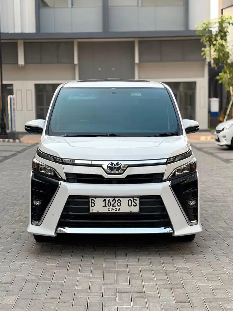Istimewa Toyota Voxy 2.0 AT 2018 Putih Metalik