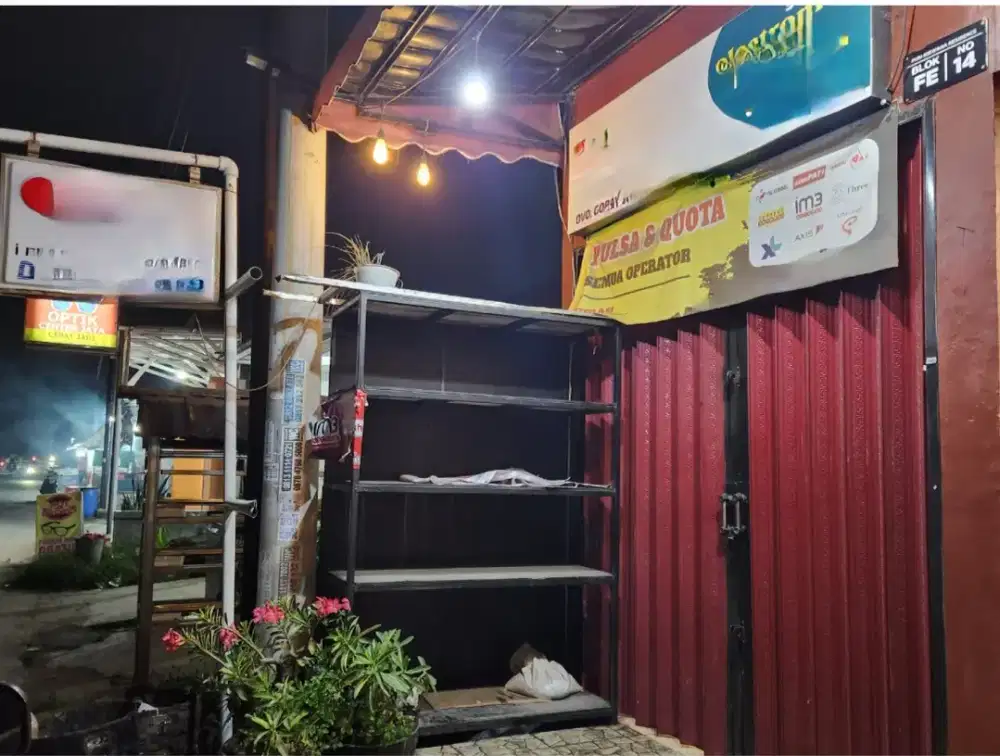 Kios kecil di pinggir jalan utama perumahan