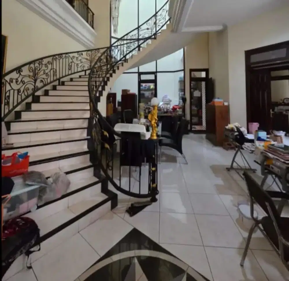 LANGKA JUAL CEPAT RUMAH LUAS 2 LANTAI PAKUWON CITY DEKAT GLORIA