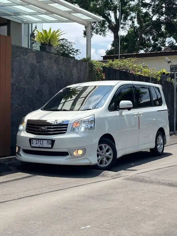 TOYOTA NAV-1 V LIMITED 2.0 AT 2013 ISTIMEWA