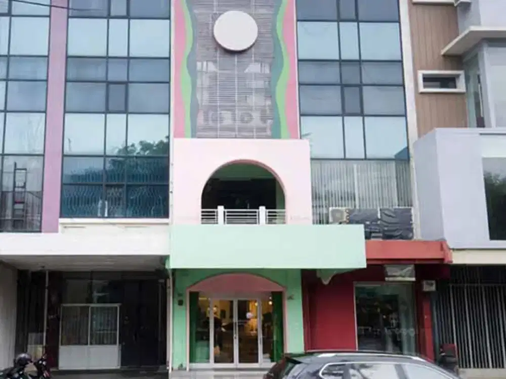 Disewakan Ruko Puri Indah Kembangan Jakarta Barat Pinggir Jalan Raya Pesanggrahan - 4.5 Lantai, LB 270M² Siap Pakai