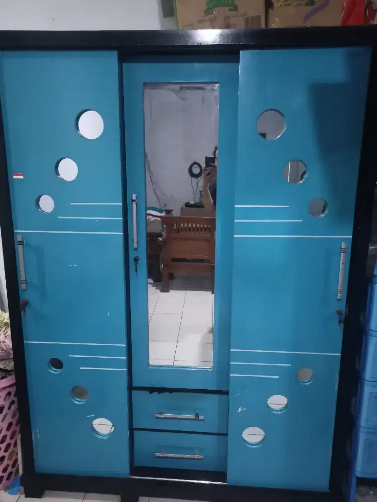 LEMARI PAKAIAN 3 PINTU + KACA TENGAH + 2 LACI | Kondisi Masih Kokoh