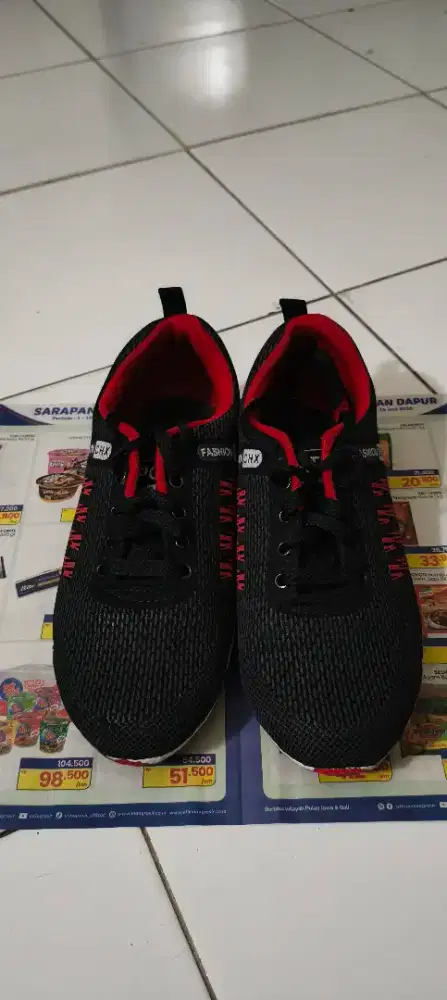 Sepatu hitam ukuran 40