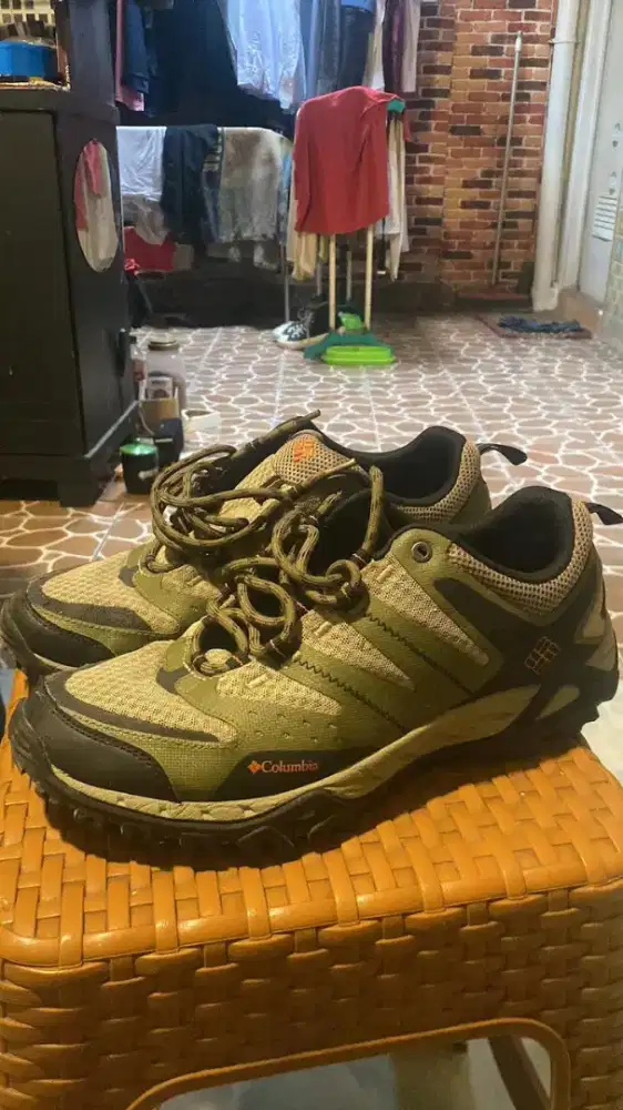 Sepatu Gunung atau Outdoor Columbia
