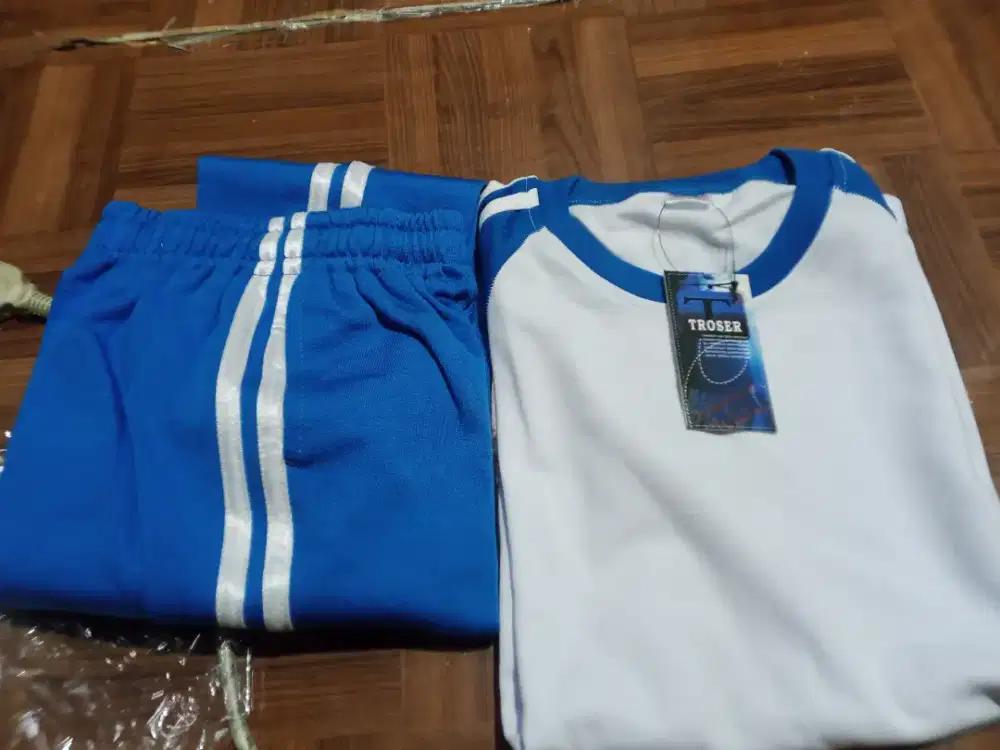 Baju olahraga anak SD dan celana merah SD