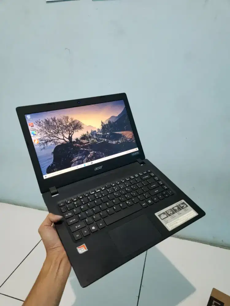 di jual laptop Acer ram 8 SSD 256 GB body slim ringan