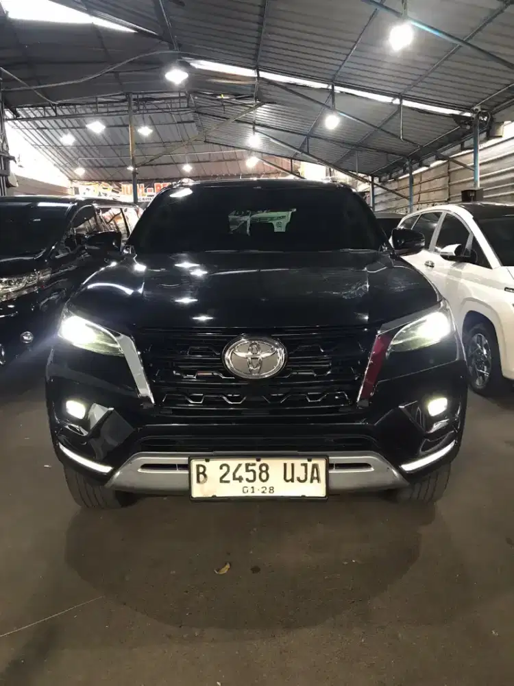 Toyota VRZ 2.8 Matic 4X2 hitam 2022 Nopol Genap