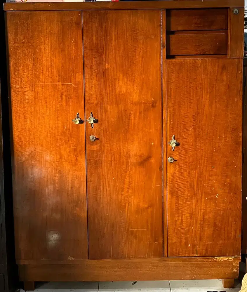 Dijual lemari kayu jati tua