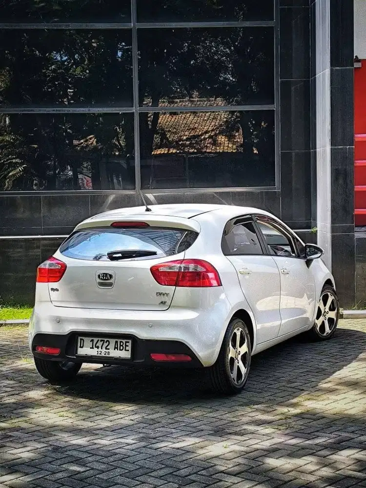 DP 19JT // NEW KIA RIO SE HB 1.5 AT 2013 ISTIMEWA