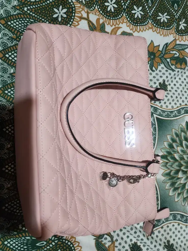 Tas wanita Guess
