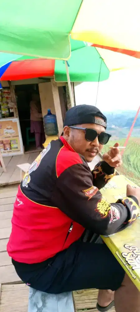Cari kerjaan apa aja yang penting halal.