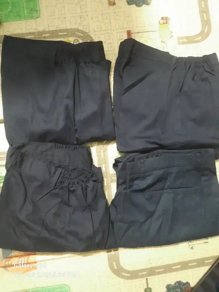 Celana warna biru masih baru