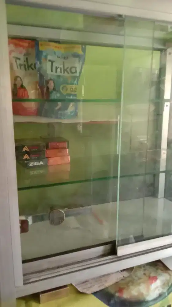ETALASE ROKOK DIJUAL MURAH KONDISI MULUS HARGA 200RB NEGO