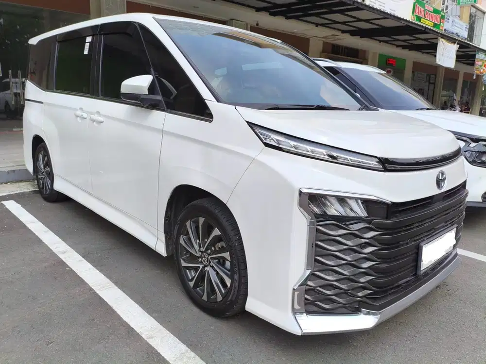 Toyota Voxy 2023 Bensin