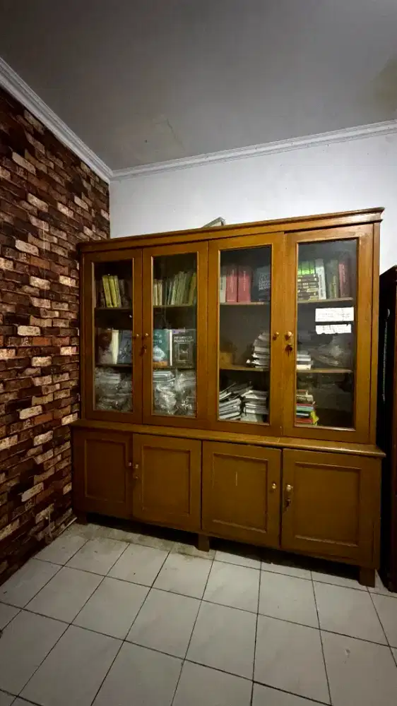 Lemari rak cocok untuk menyimpan koleksi tas