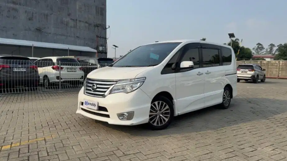 LOW DP Nissan Serena 2.0 Highway Star Bensin-AT 2018 SYJ