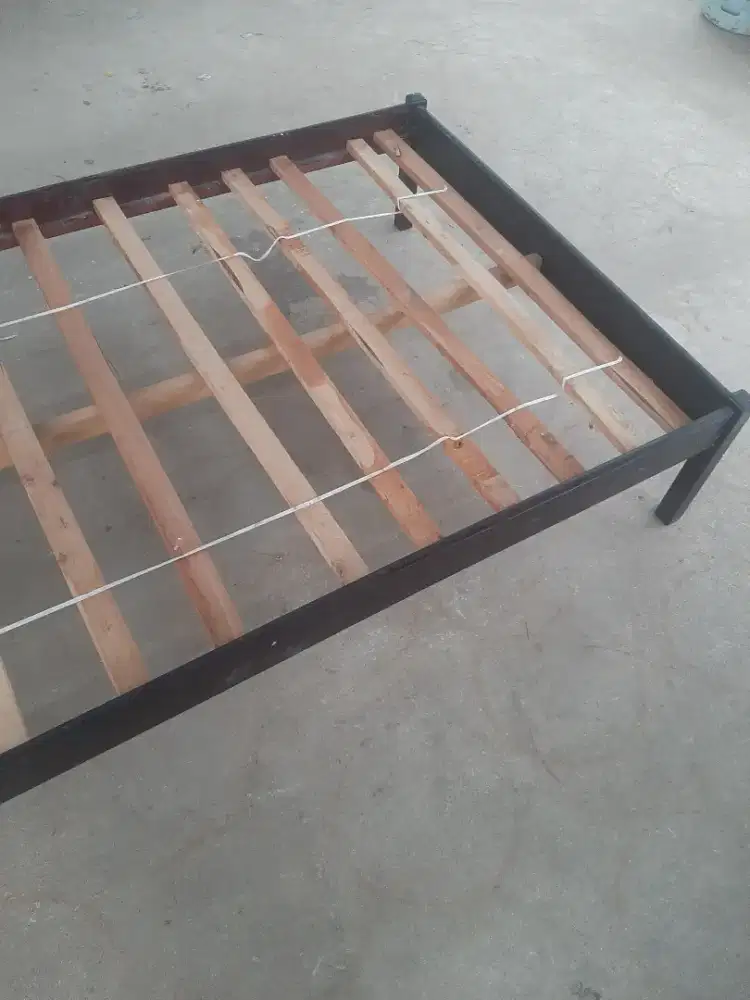 Dipan Kayu Tempat Tidur