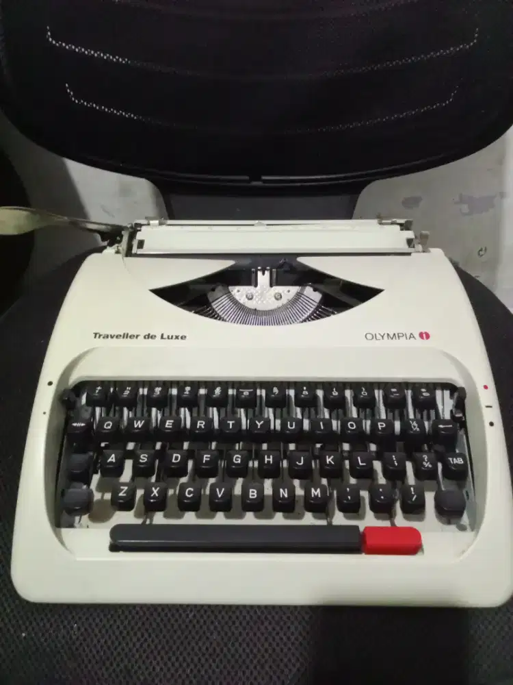 Mesin tik manual OLYMPIA