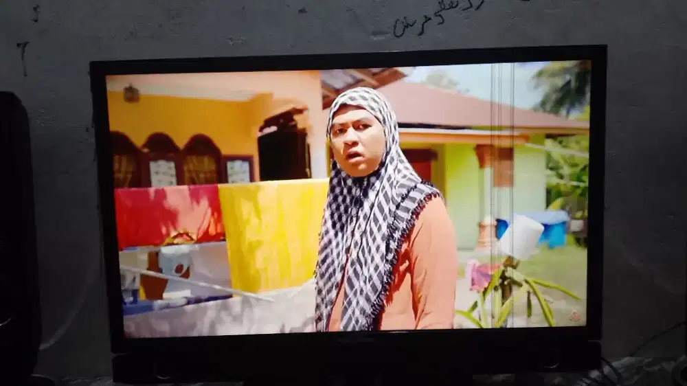 Led Polytron 32 inci minus bergaris sedikit tapi masih bisa nonton
