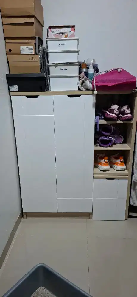 Lemari sepatu tertutup informa