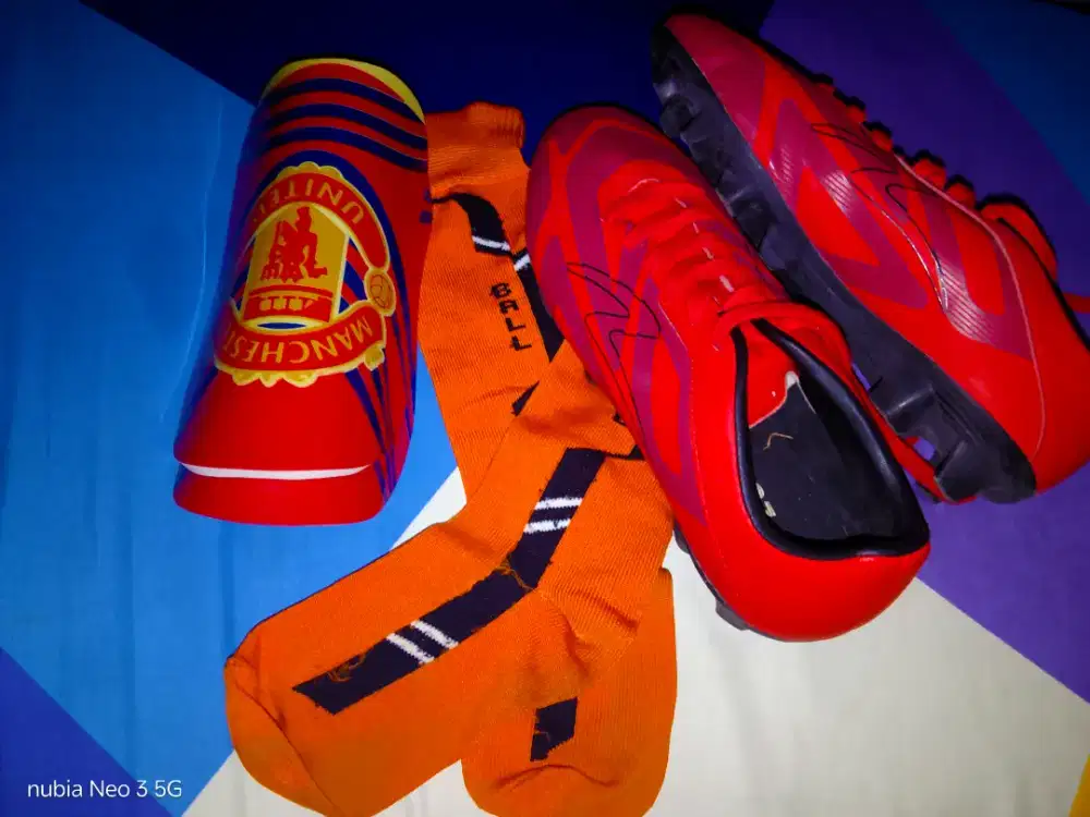 Satu set sepatu sepak bola siap pakai