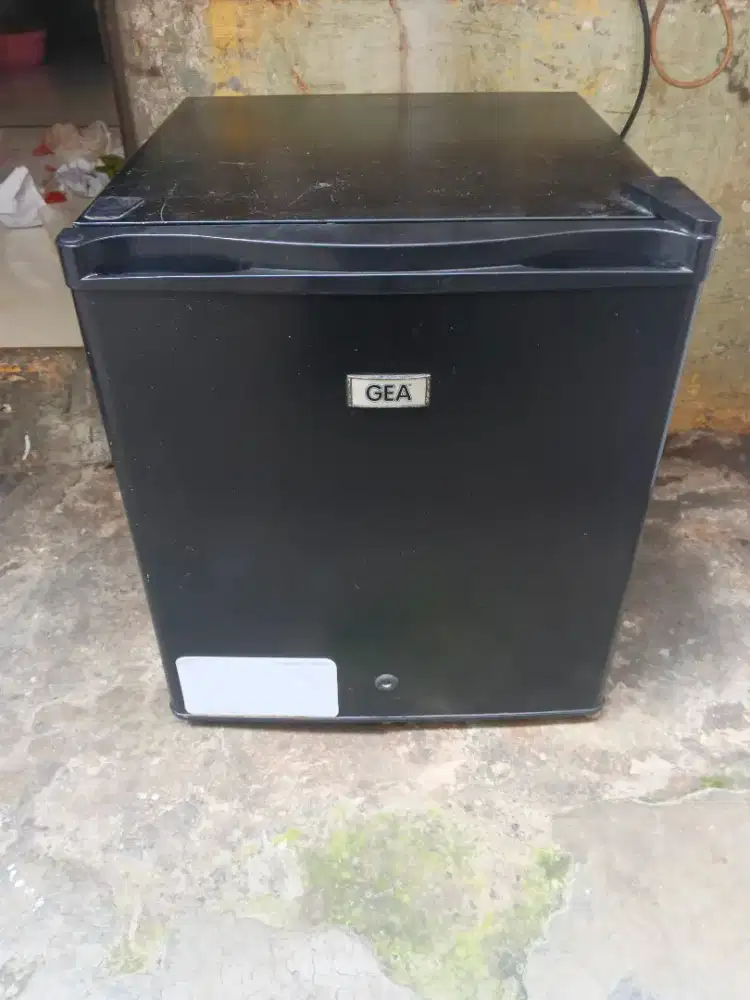 Kulkas Mini Portable merk Gea Normal