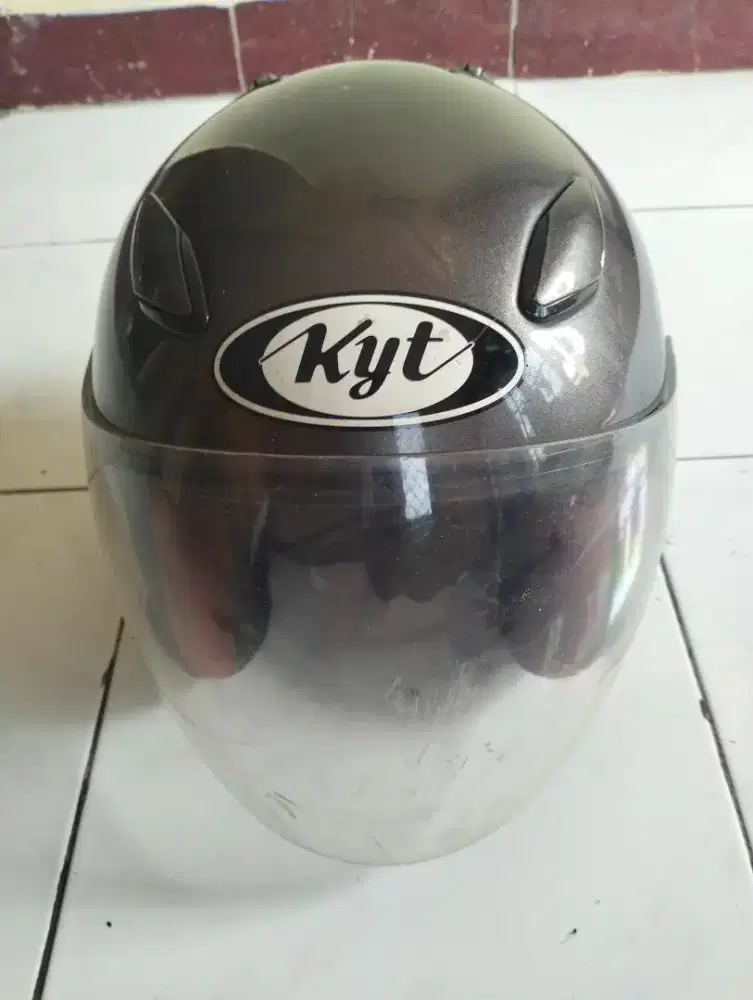 Helm KYT pria warna abu