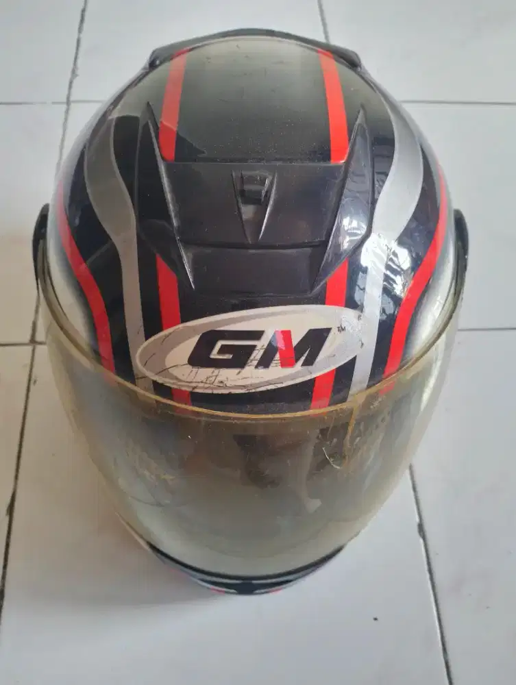 Helm GM pria corak