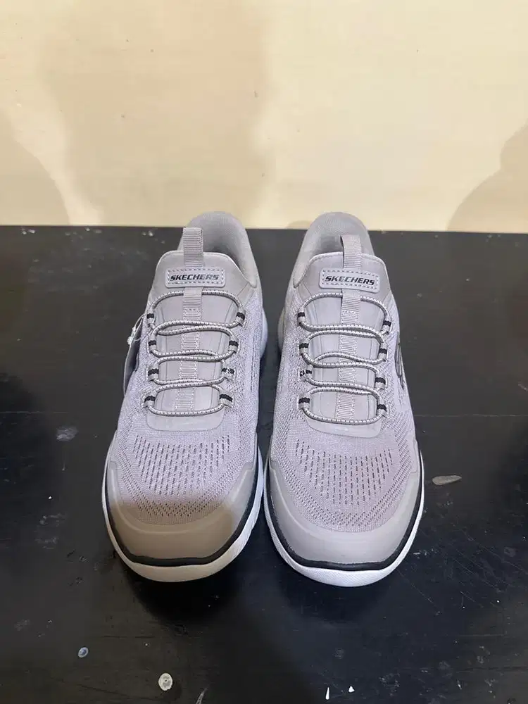 Sepatu skechers slip-ins