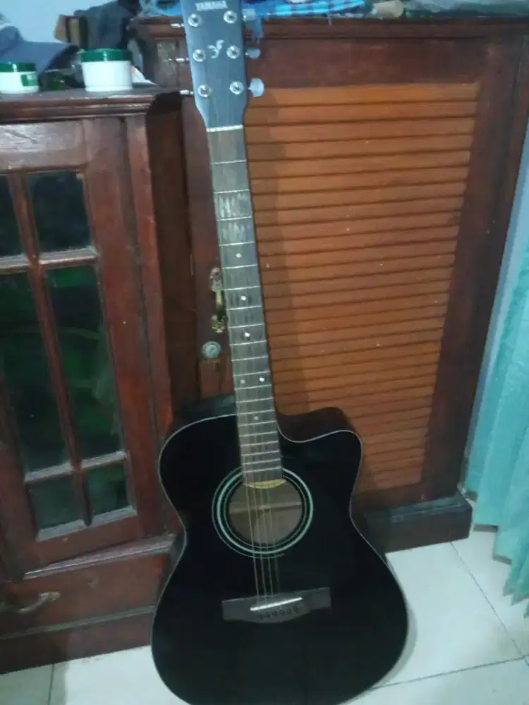 Gitar merk YAMAHA