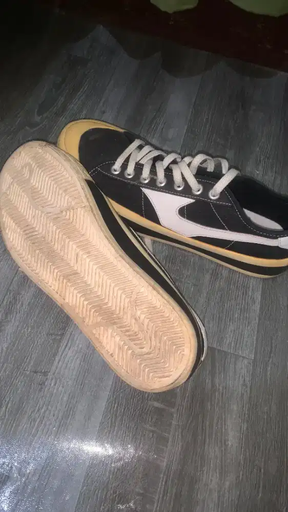 Sepatu bekas baru pemakain 1 kali, ukuran 42