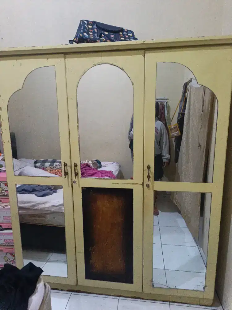 LEMARI PAKAIAN KAYU