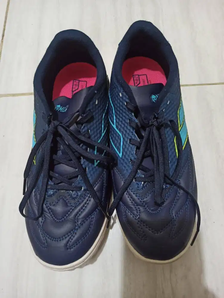Sepatu mills spartan turn mini soccer navy ukuran 39