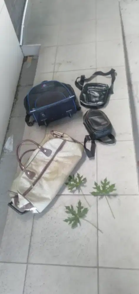Di jual semua tas di foto tingal pakai model sandang,koper, jinjing