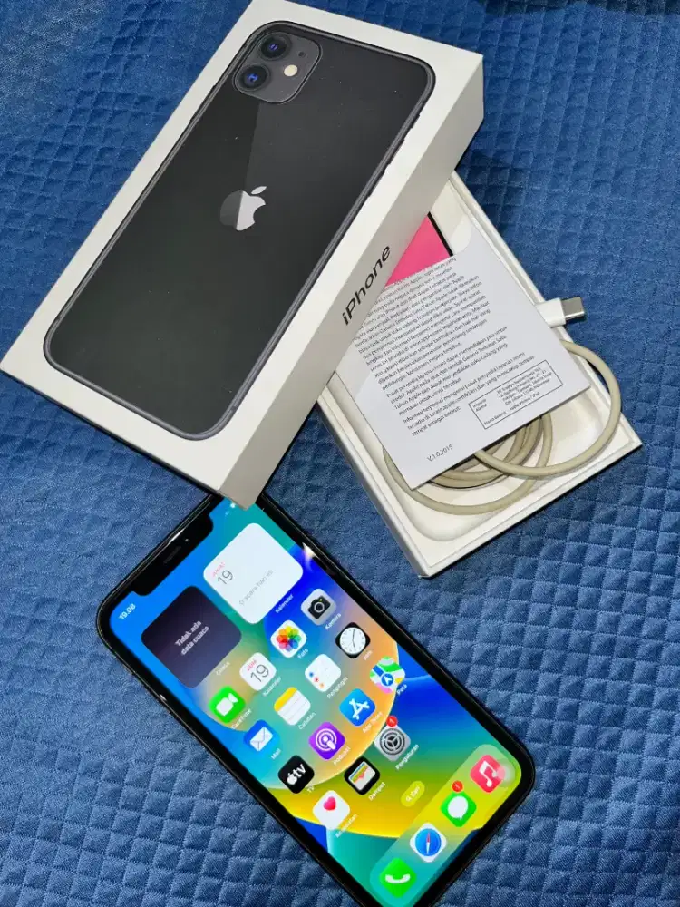 Dijual Iphone 11 64GB hitam second indo