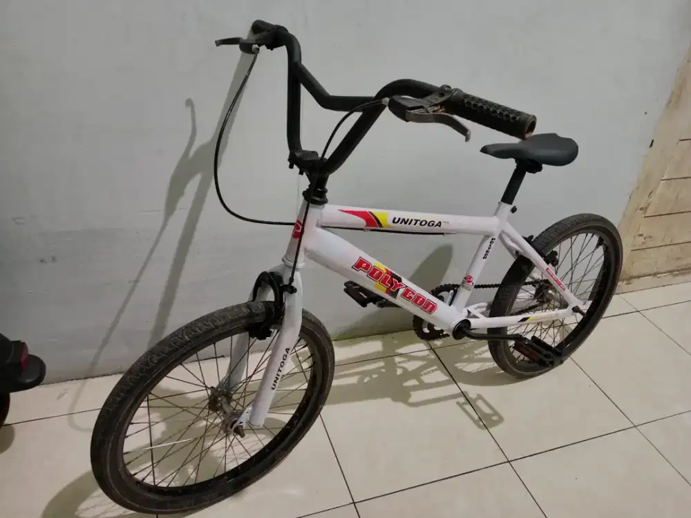 Sepeda bmx warna putih