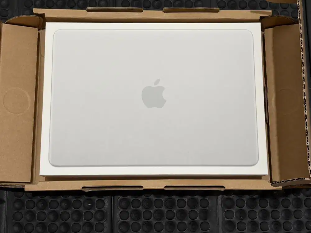 MACBOOK NEO 13inch 8/256 GB RESMI INDONESIA