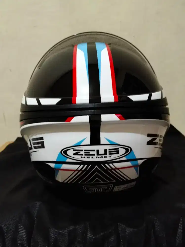 Helm Zeus ZS 610 motif grafis