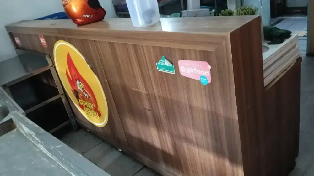 Meja kasir dan meja makan