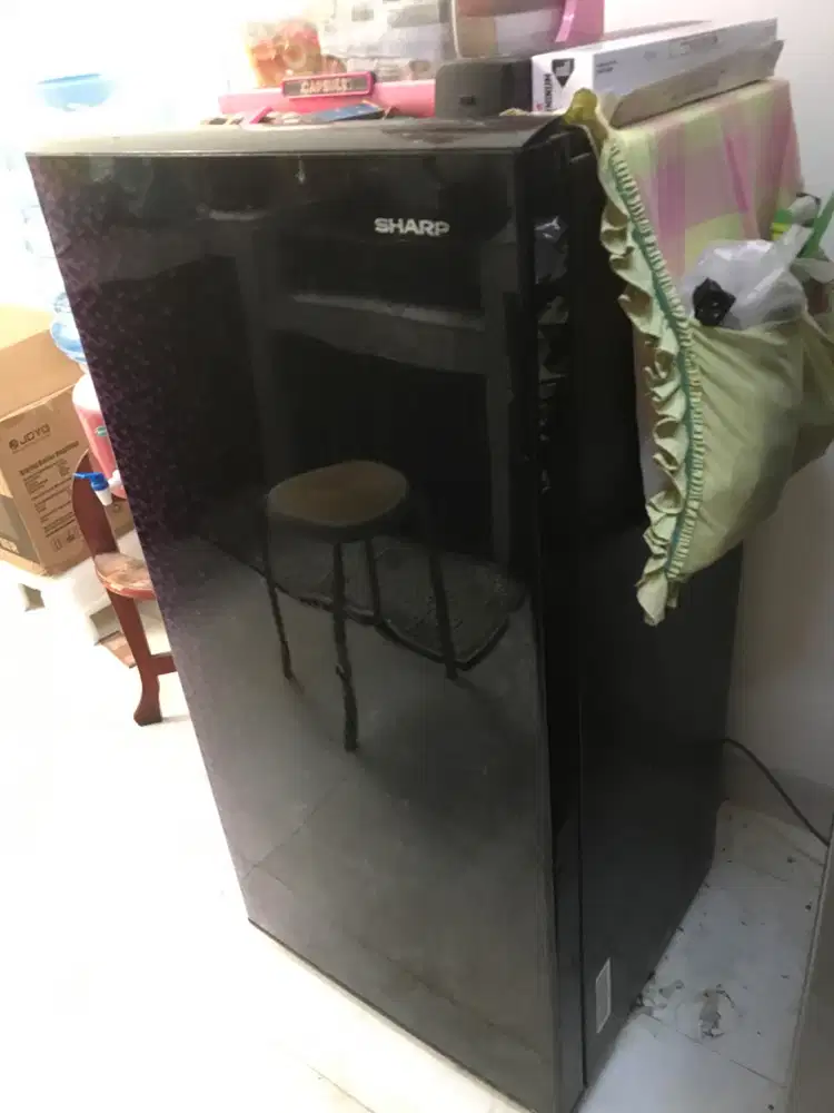 Dijual kulkas 1 pintu merk sharp, kapasitas 166 ltr